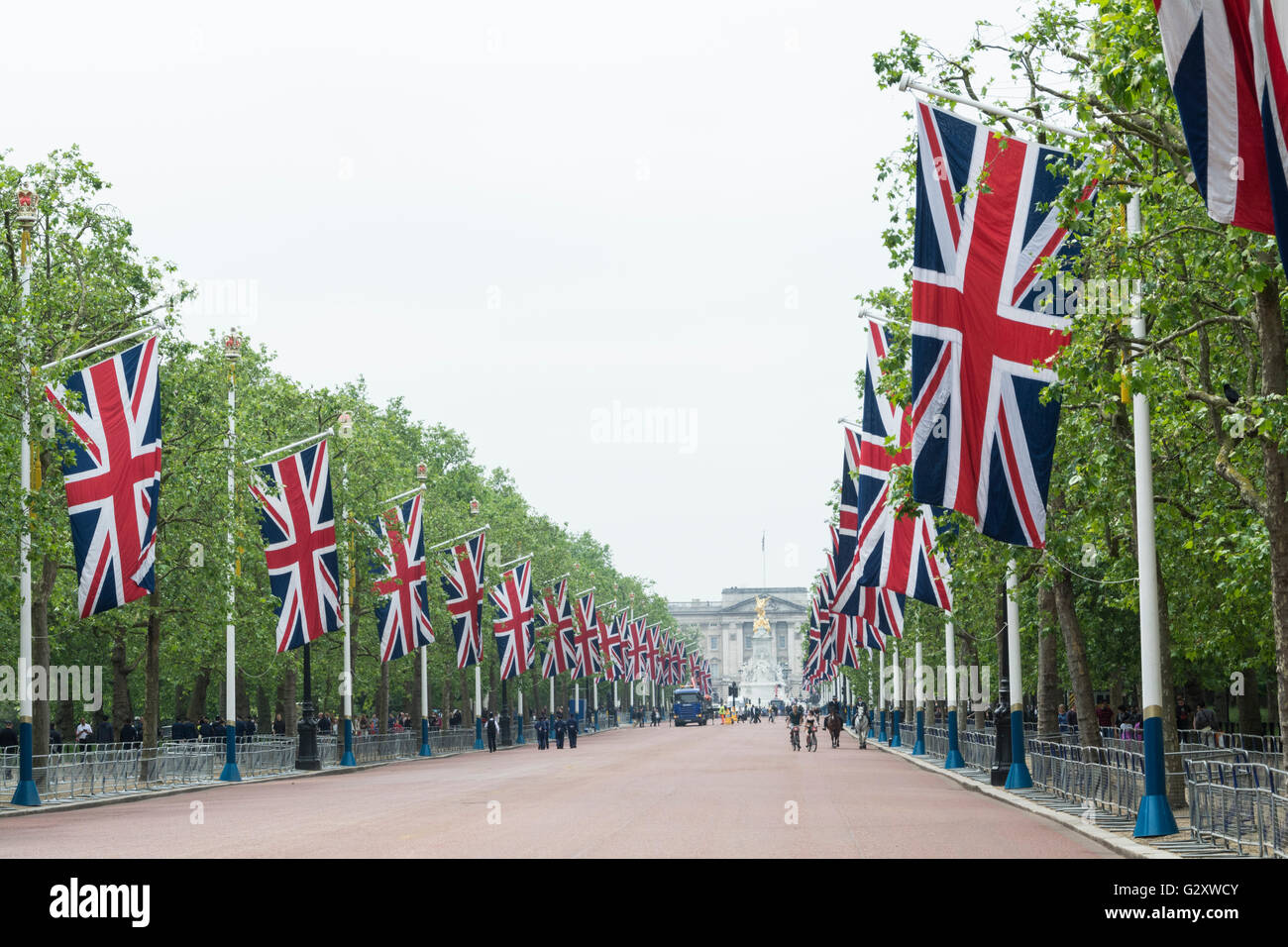 Bunting on the Mall - die Nachwirkungen der Parade der Pferdegarde durch die Farbe Trooping - The Colonel's Review Stockfoto