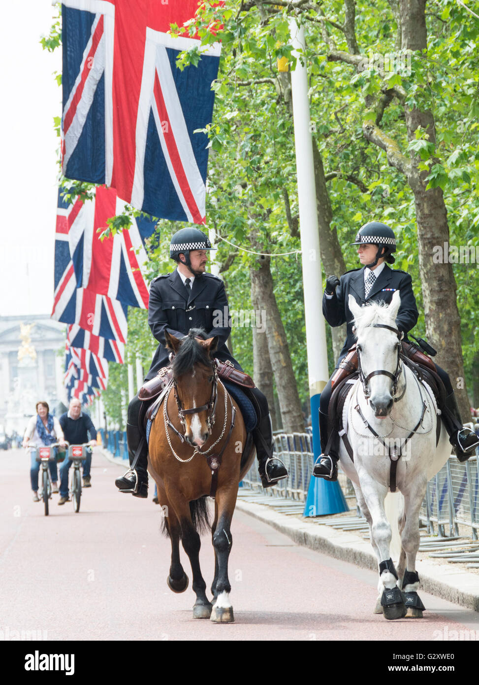 Union Jack, der die Polizei in der Mall aufmarschiert - die Nachwirkungen der Parade der Pferdegarde durch die Farbe der Trooping - The Colonel's Review Stockfoto