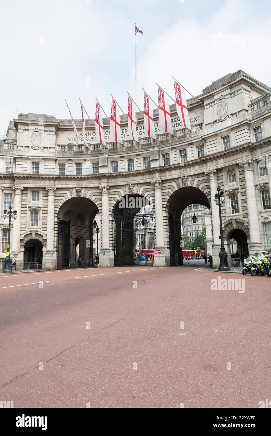 Motorrad-Polizei vor Admiralty Arch und der alte Krieg-Büro im Herzen von Whitehall, London, UK Stockfoto