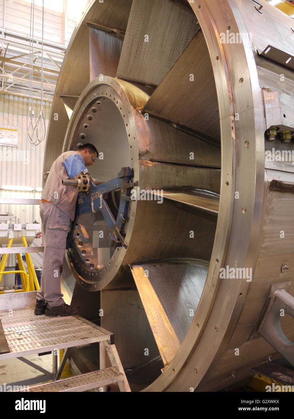 Arbeiter überprüfen eine Gasturbine während der Herstellung in eine französische Fabrik von General Electric in Belfort Stockfoto