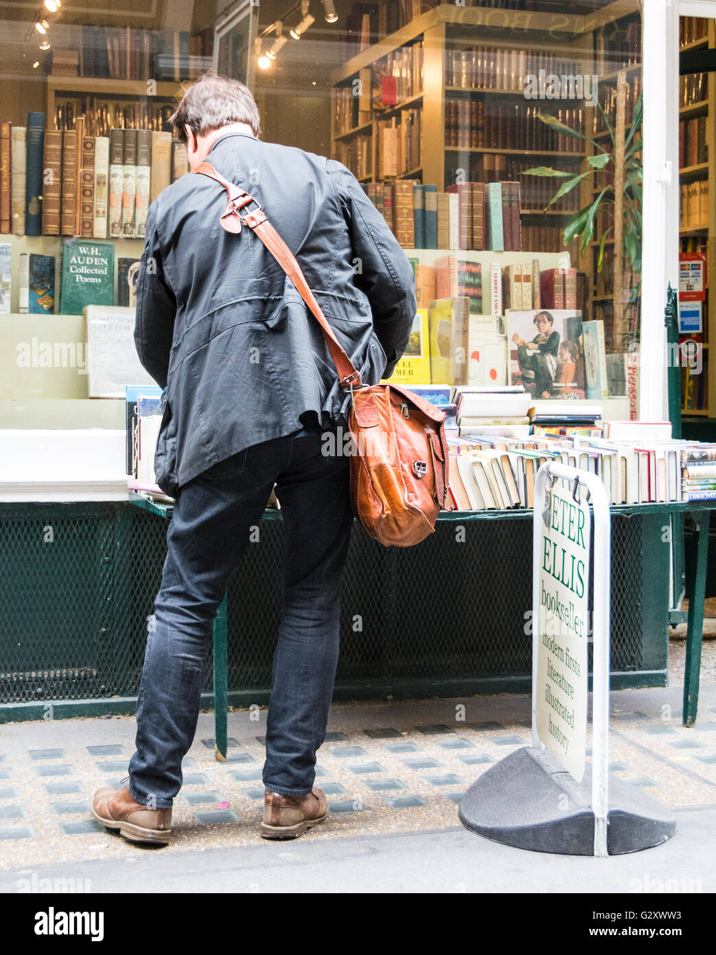 Menschen auf der Suche nach seltenen und antiquarischen Buchhandlungen auf Cecil Court, Covent Garden, London, UK Stockfoto