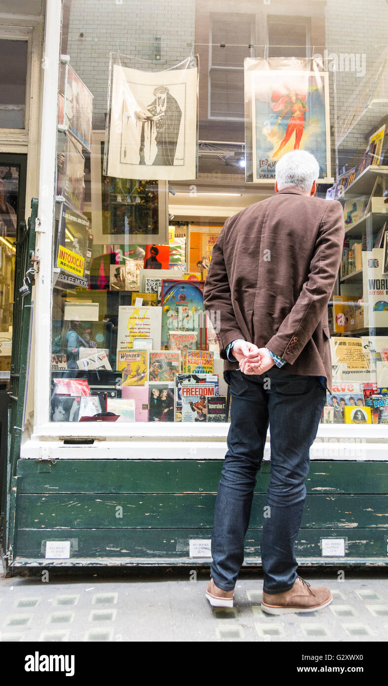 Menschen auf der Suche nach seltenen und antiquarischen Buchhandlungen auf Cecil Court, Covent Garden, London, UK Stockfoto