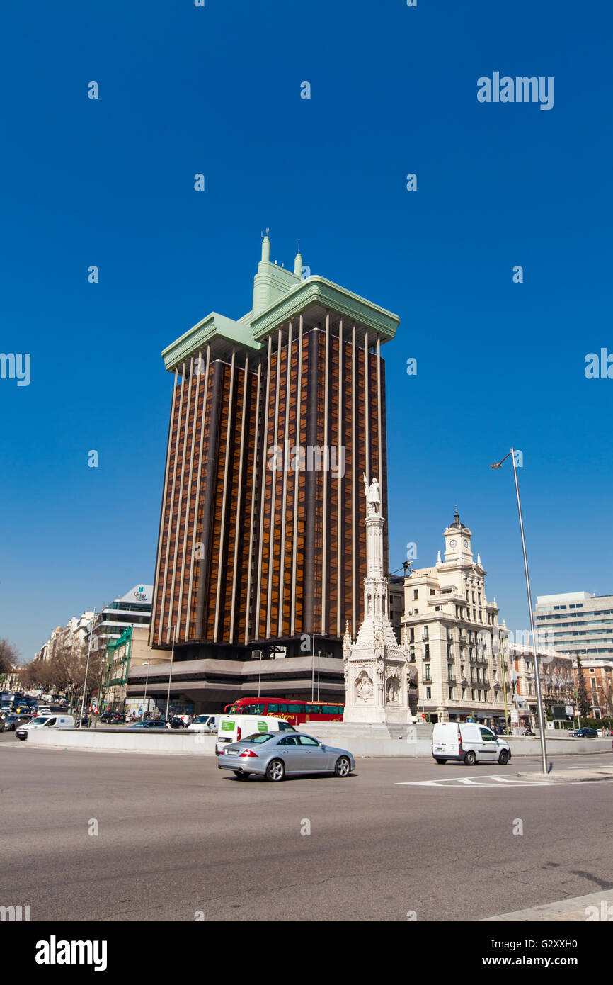 MADRID, Spanien - 16. März 2016: Plaza de Colon in Madrid. Torres de Colon ist eine hohe Bürogebäude der Twin Towers im Plaza Stockfoto