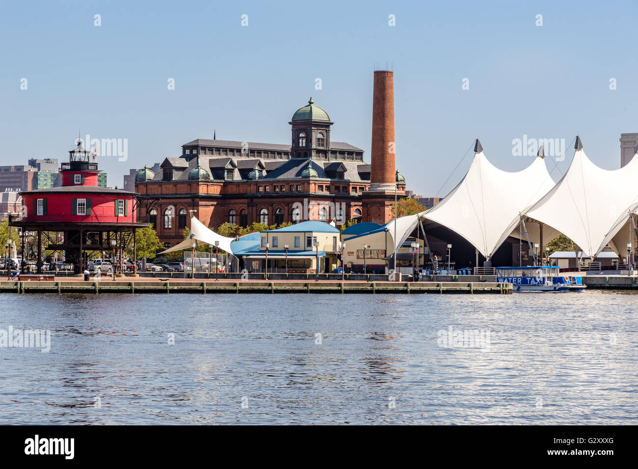 Severn Fuß Knoll Light und Pier 5 Konzert Pavillon, Innenhafen, Baltimore, MD Stockfoto