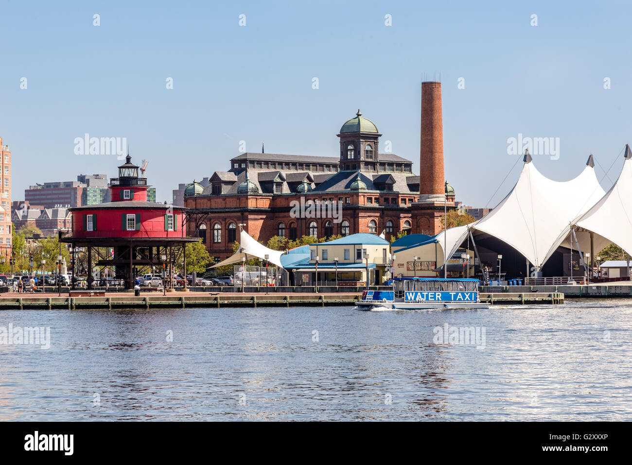 Severn Fuß Knoll Light und Pier 5 Konzert Pavillon, Innenhafen, Baltimore, MD Stockfoto