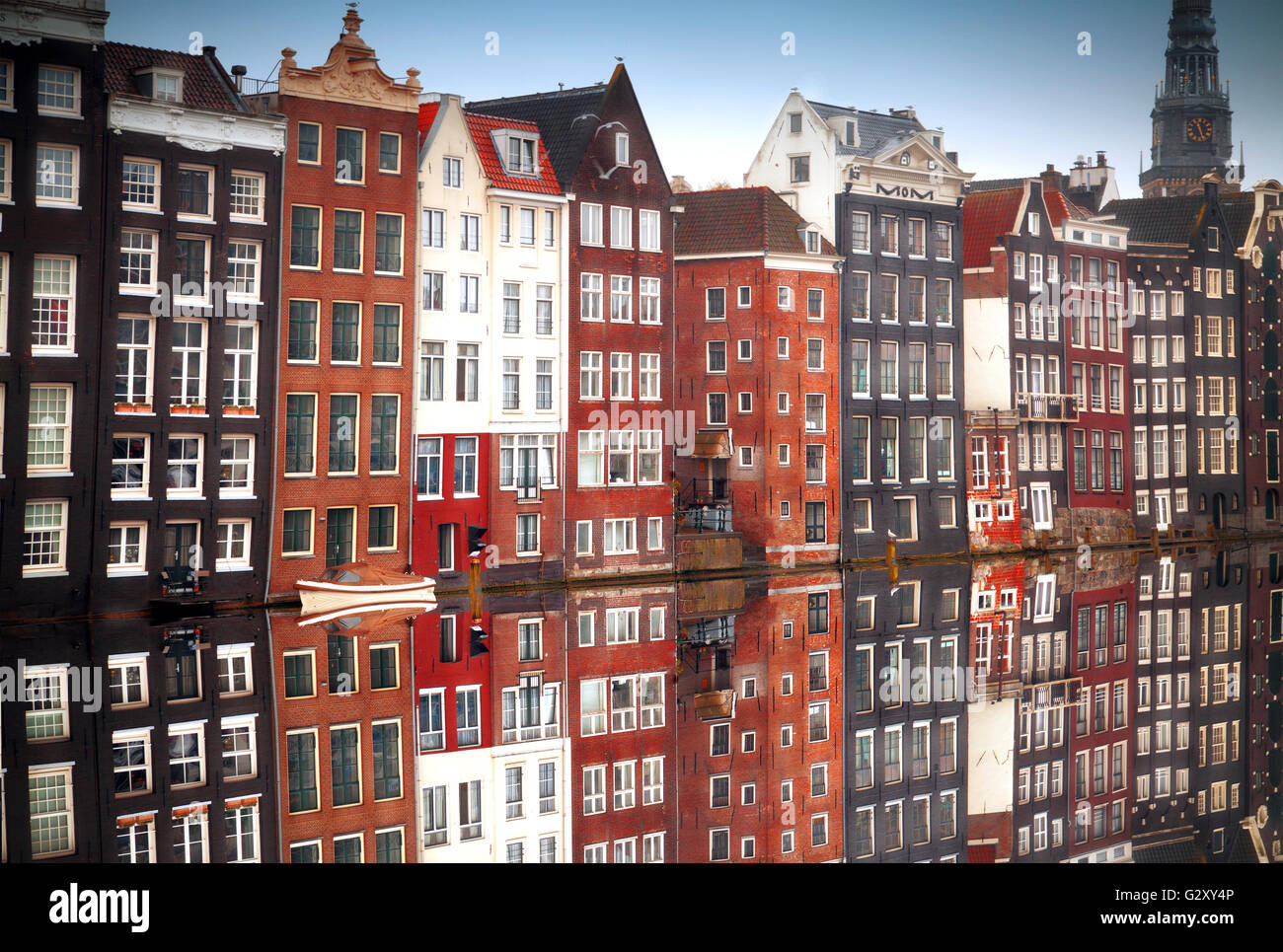 Grachtenhäuser von Amsterdam in der Abenddämmerung mit lebhaften Reflexen, Niederlande Stockfoto