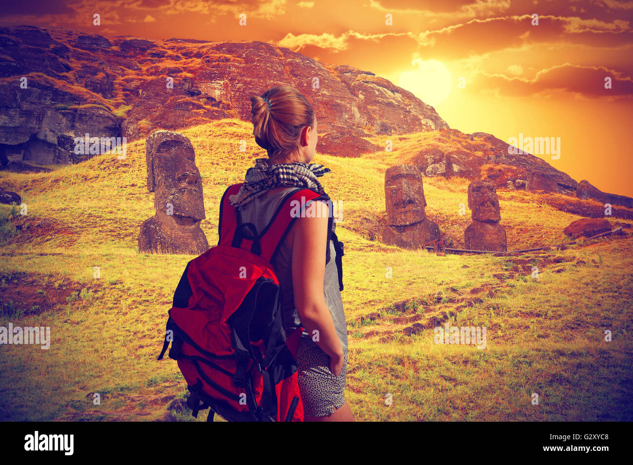 Frau-Reisenden mit einem Rucksack. Moais am Ahu Tongariki (Osterinsel, Chile) Stockfoto