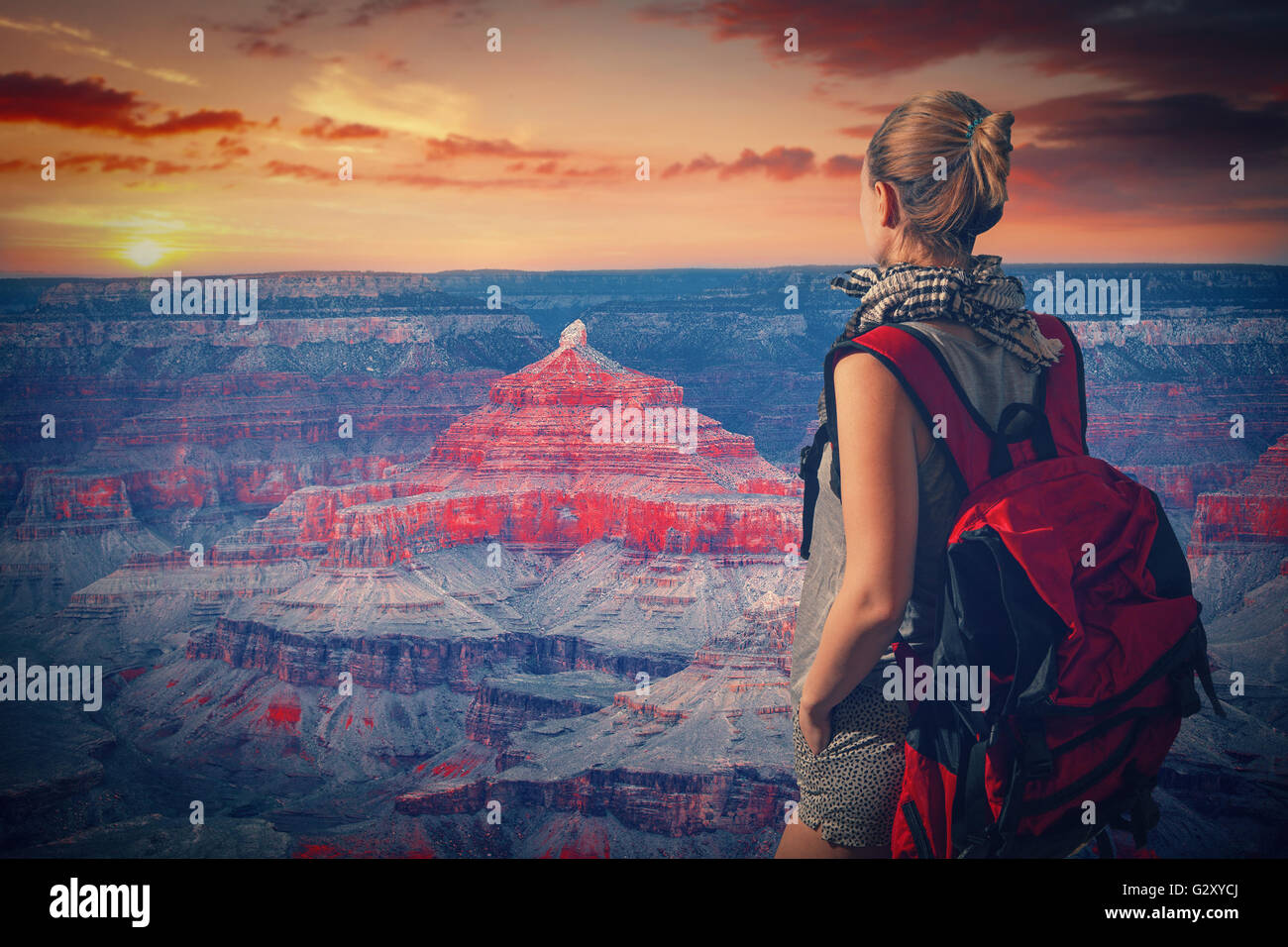 Frau reist zum Grand Canyon mit einem Rucksack. den Sonnenuntergang genießen Stockfoto