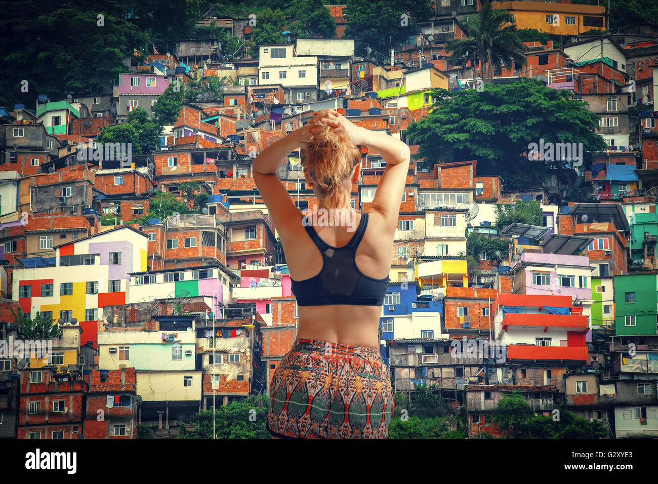 Mädchen-Athlet. Bunt bemalte Gebäude der Favela in Rio De Janeiro Brasilien Stockfoto