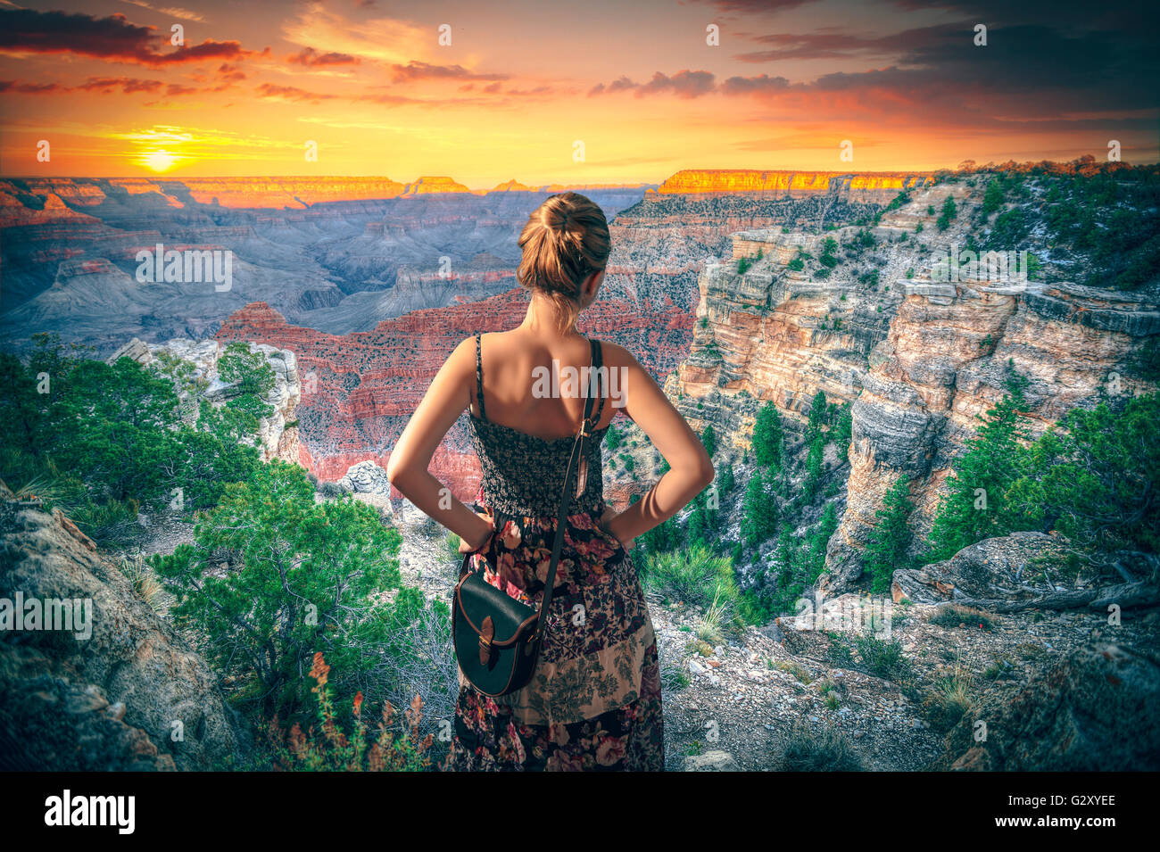 Mädchen im Kleid stehen direkt am Wasser. Grand Canyon National Park von Desert View gesehen Stockfoto