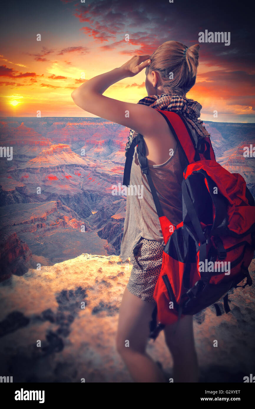 Frau reist zum Grand Canyon mit einem Rucksack. den Sonnenuntergang genießen Stockfoto