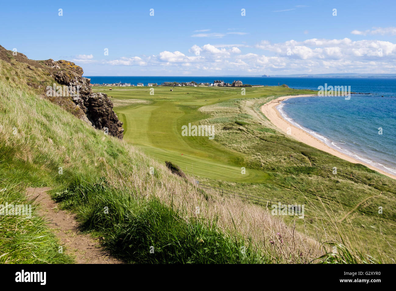 Fife Coastal Path mit Blick auf Dorf über Earlsferry Links-Golfplatz in West Bay am Firth of Forth. Elie Fife Schottland, Vereinigtes Königreich Stockfoto