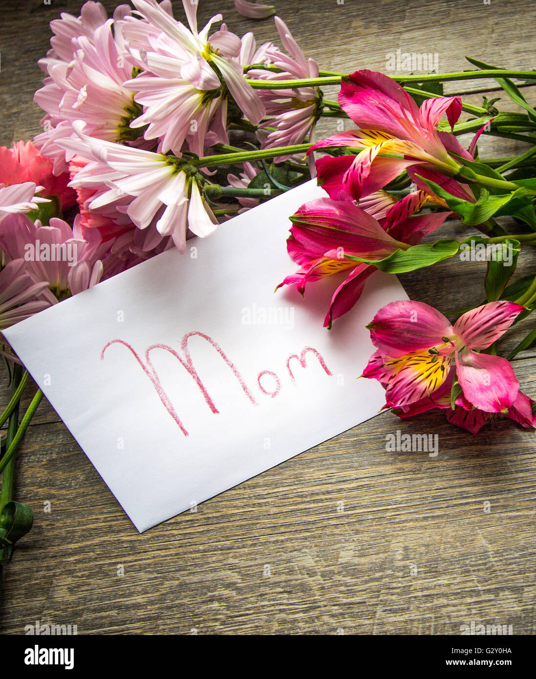 Glückliche Mütter Tag. Grußkarte o für Mama mit frischen Blumenstrauß zum Muttertag. Stockfoto