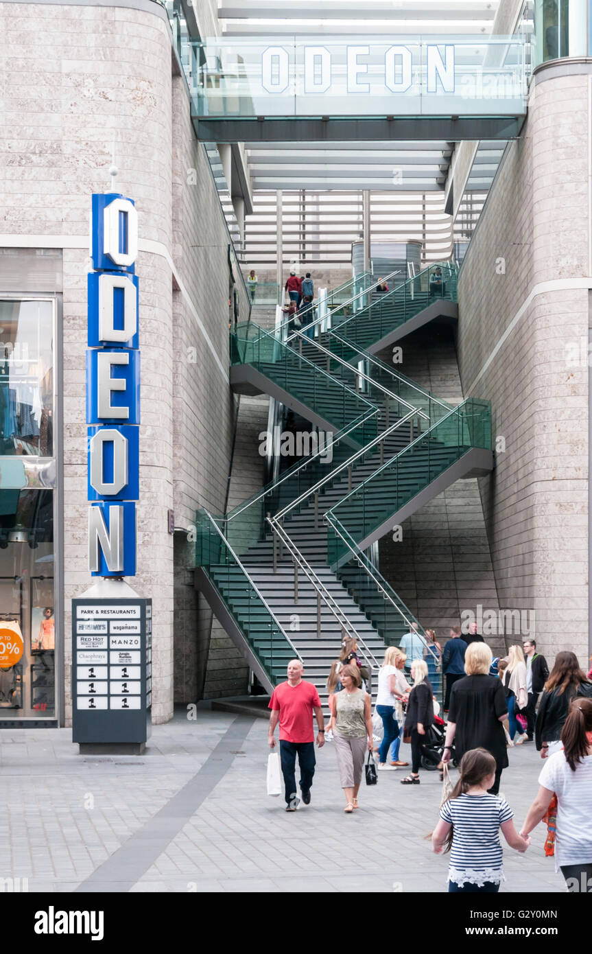 Treppe, mit Rolltreppe hinter, Odeon Kino in Liverpool One Einkaufszentrum. Stockfoto