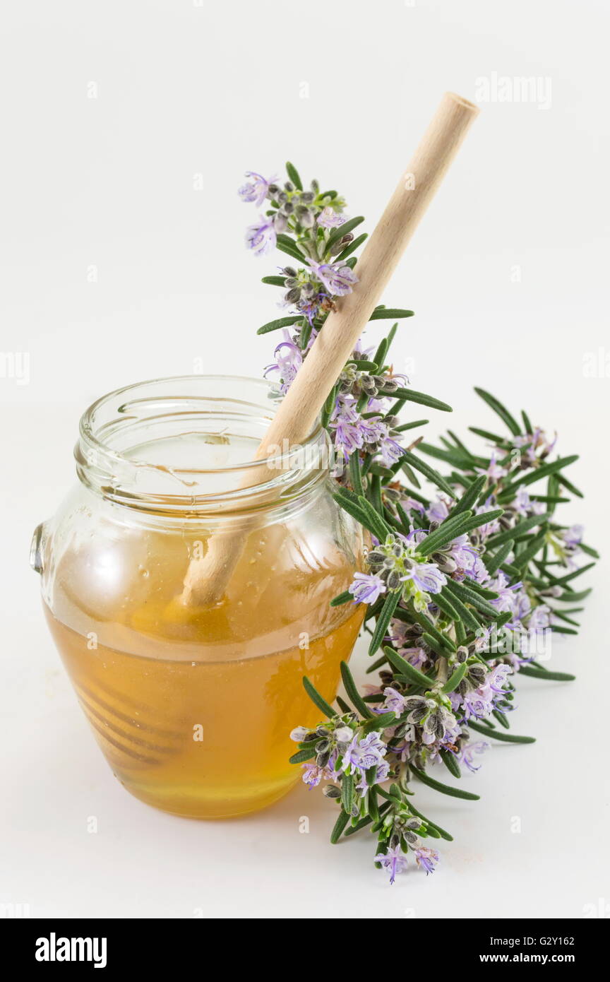 Frische Blumen und ein Glas süßen Honig Stockfoto