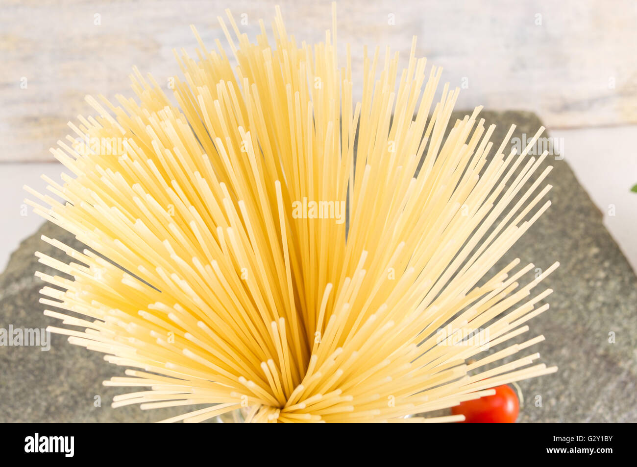 Rohe Spaghetti und Tomatensauce in Spiralform kochbereit Stockfoto