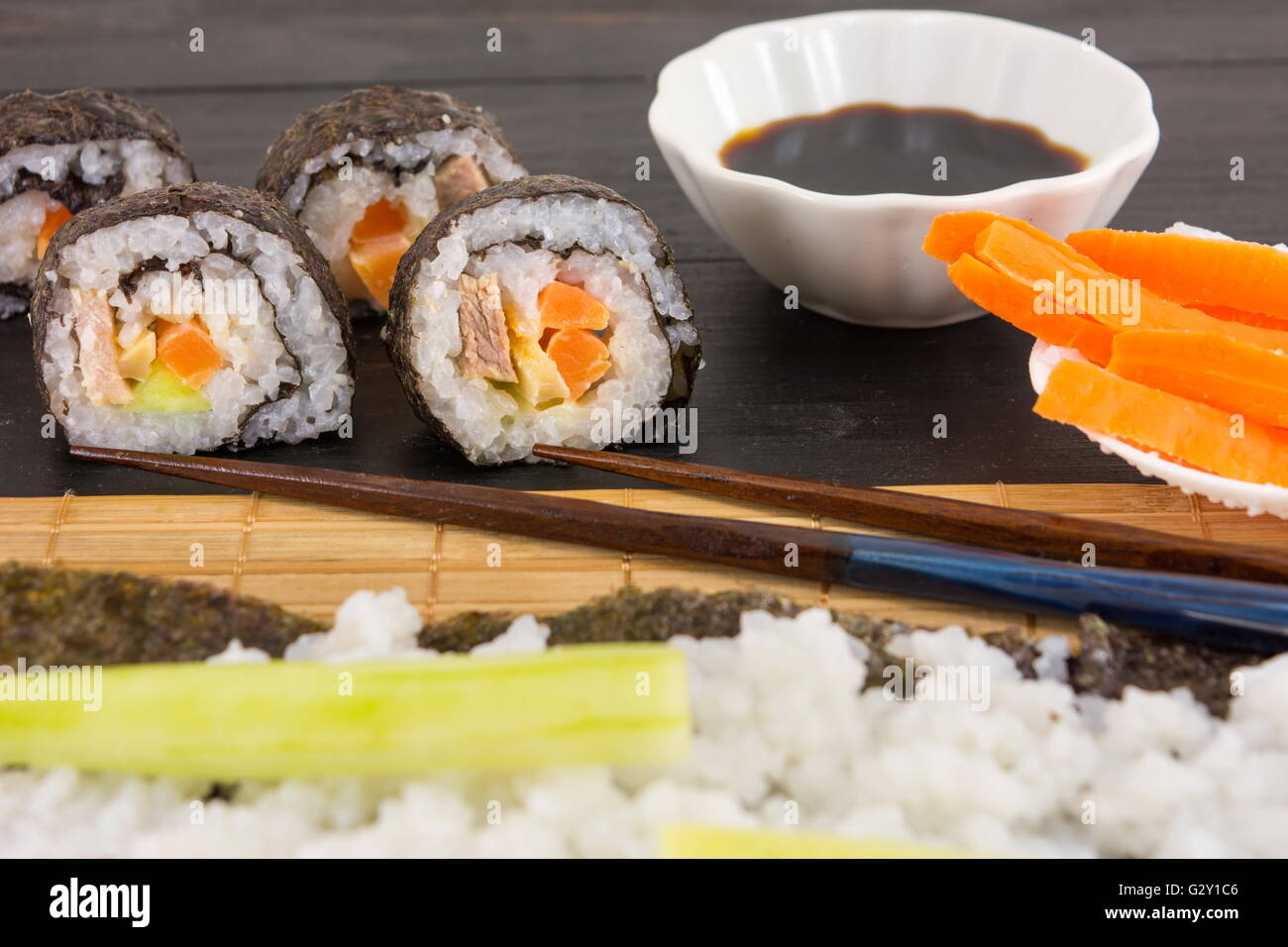 Zubereitung von Sushi. Sushi Zutaten und gemachte Sushi-Rollen Stockfoto