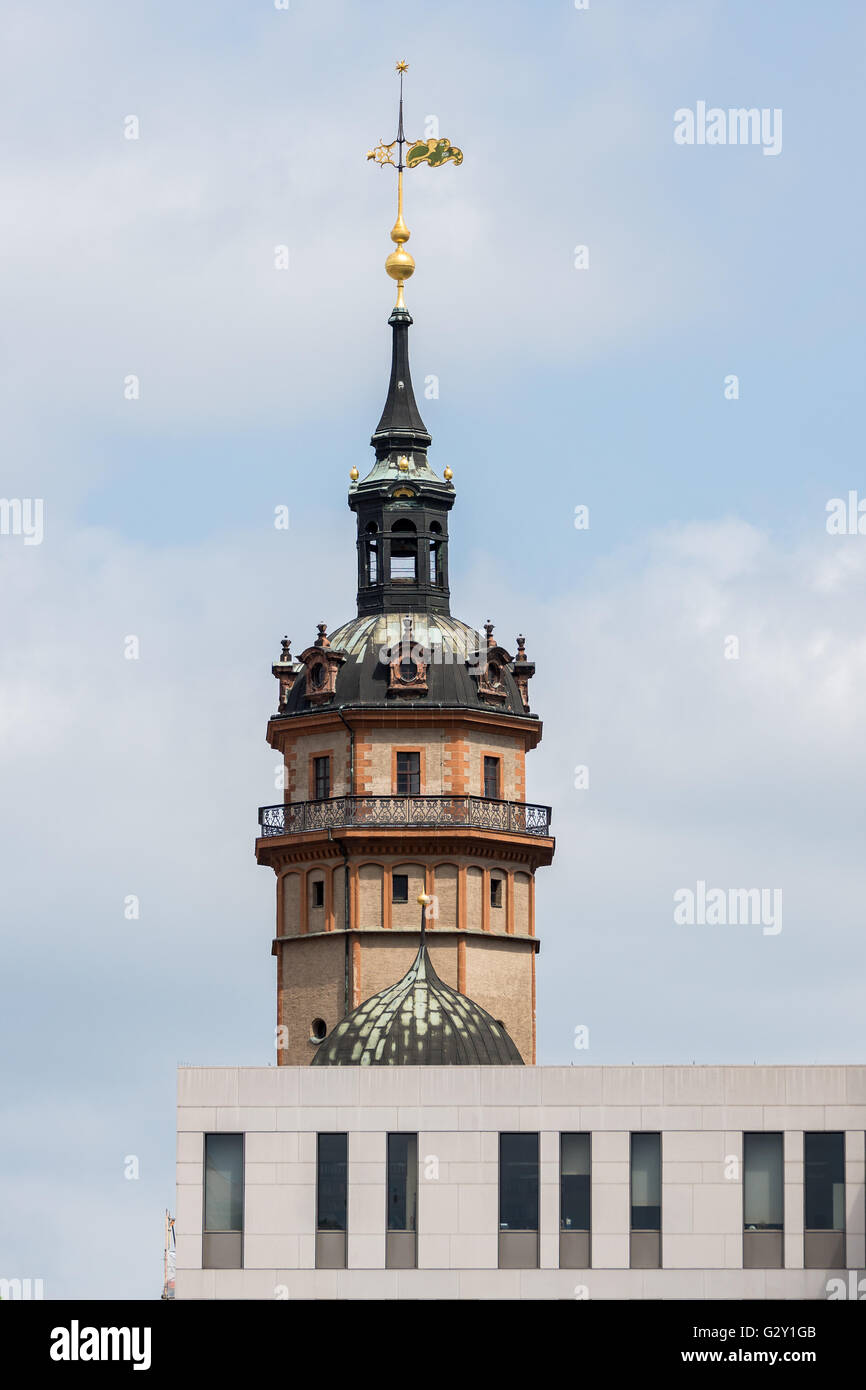 Turm der St. Nicholas Church in Leipzig mit einem modernen Gebäude im Vordergrund Stockfoto