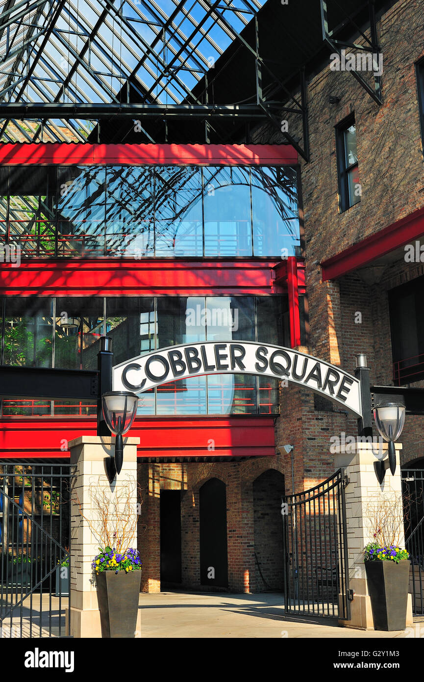 Ein Eingangstor zu Schuster Square, ein Loft Apartment Komplex, auf Wells Street in Chicago's Altstadt Nachbarschaft. Chicago, Illinois, USA. Stockfoto