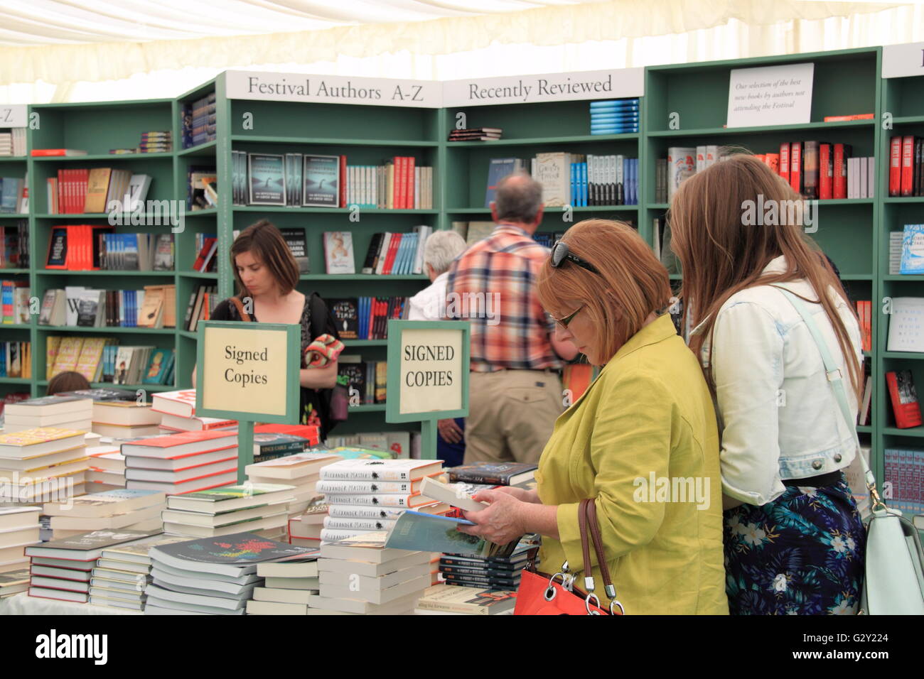 Signierte Exemplare, Hay Festival Buchhandlung 2016, Hay-on-Wye, Kind, Powys, Wales, Großbritannien, Vereinigtes Königreich, UK, Europa Stockfoto