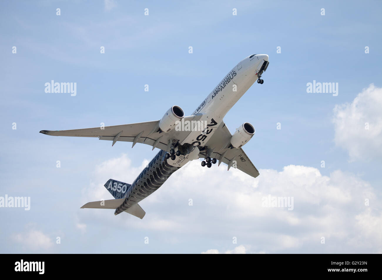 BERLIN / Deutschland - Juni 3,2016: Airbus A 350-900 Flugzeug auf dem Flughafen in Berlin / Deutschland am 3. Juni 2016. Stockfoto