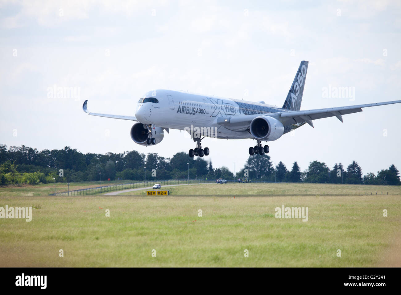 BERLIN / Deutschland - Juni 3,2016: Airbus eine 350-900 Flugzeug landet auf dem Flughafen in Berlin / Deutschland am 3. Juni 2016. Stockfoto