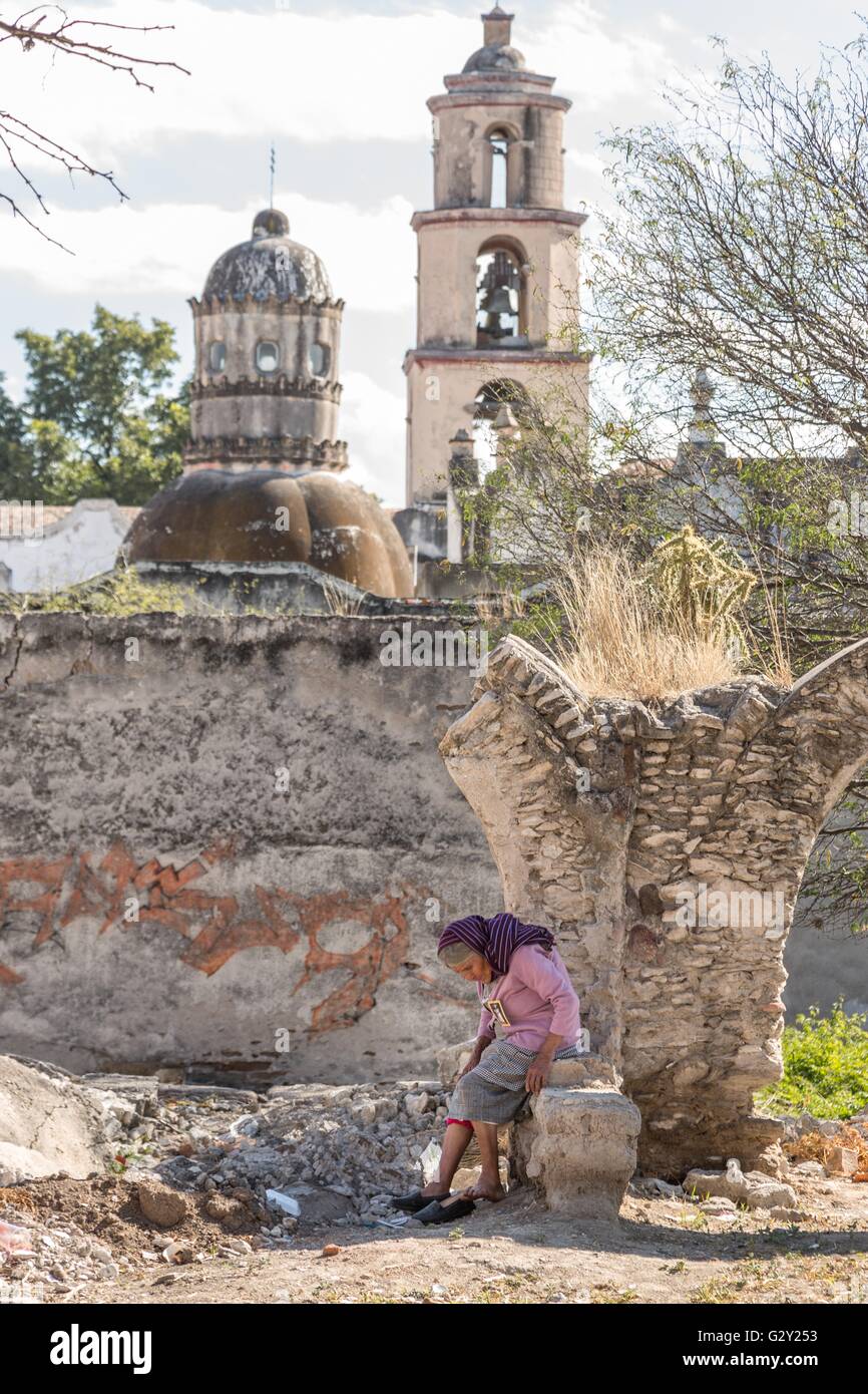 Fromme Pilger Ruhe außerhalb des Heiligtums Atotonilco eine wichtige katholische Wallfahrtsort in Atotonilco, Mexiko. Stockfoto