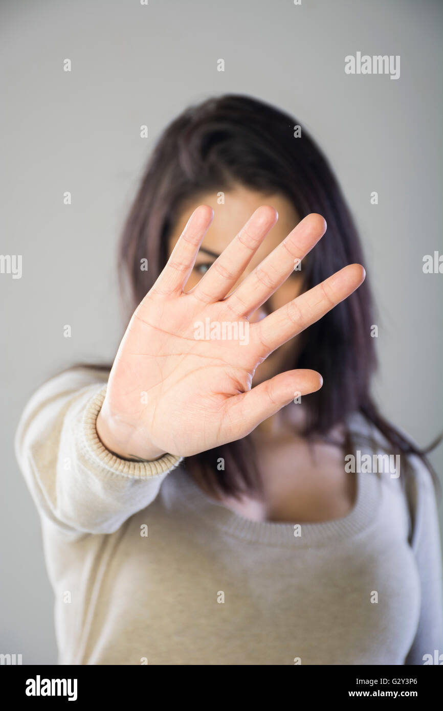 Frau zeigt eine Stop-Handgeste Stockfoto