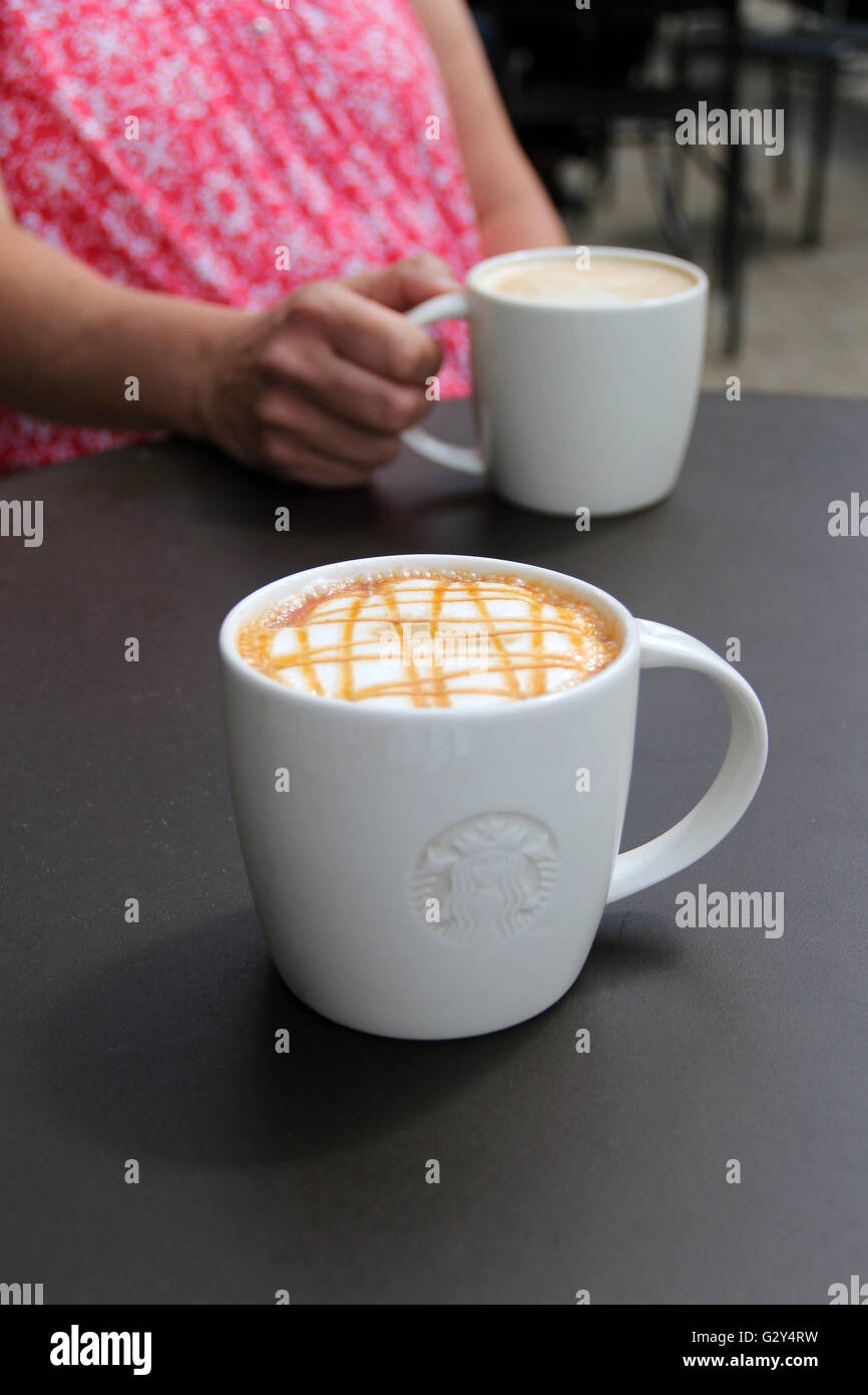 Dass eine Gebräu in Starbucks Stockfoto