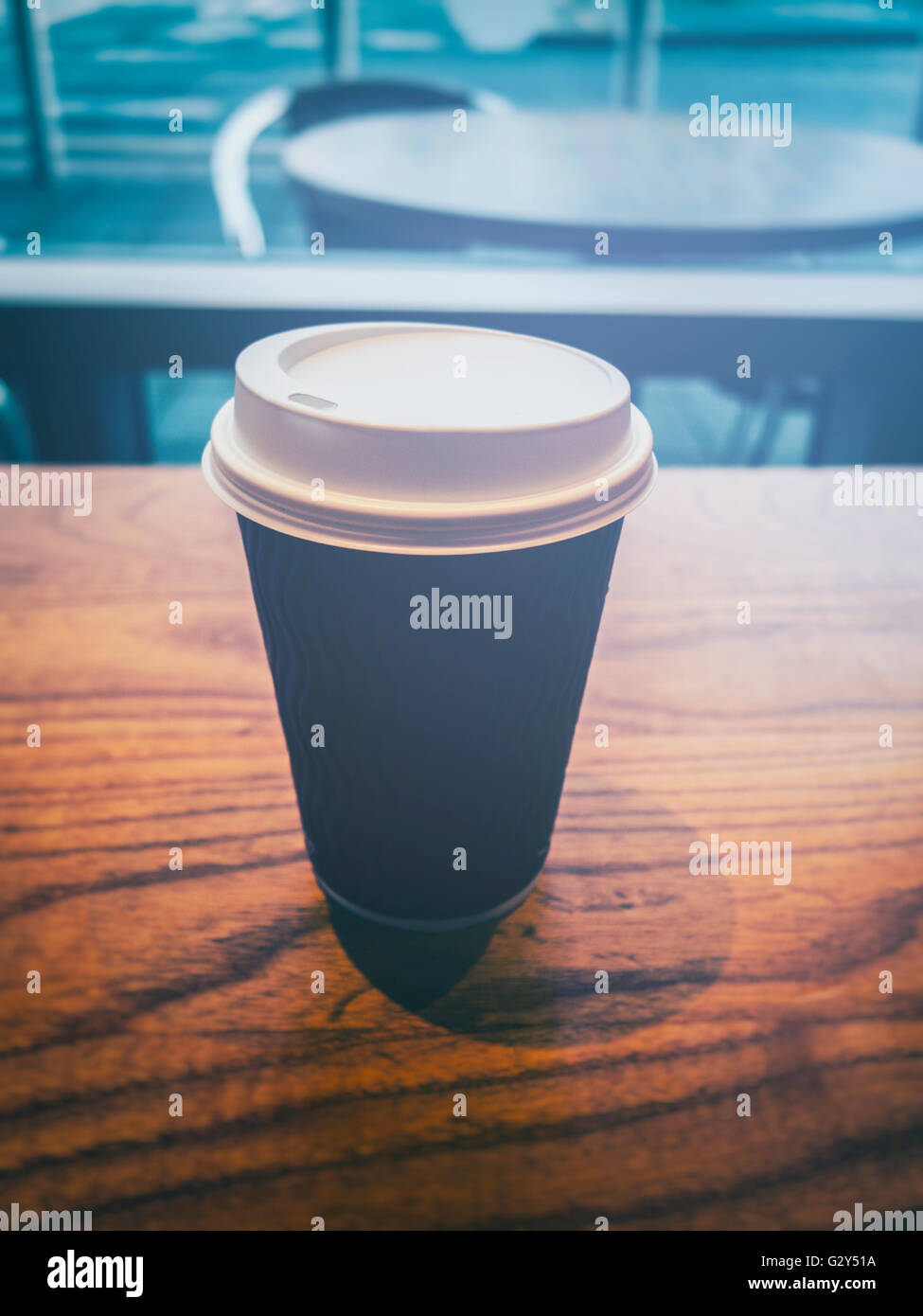 Tasse Kaffee an den Tisch im freien Stockfoto