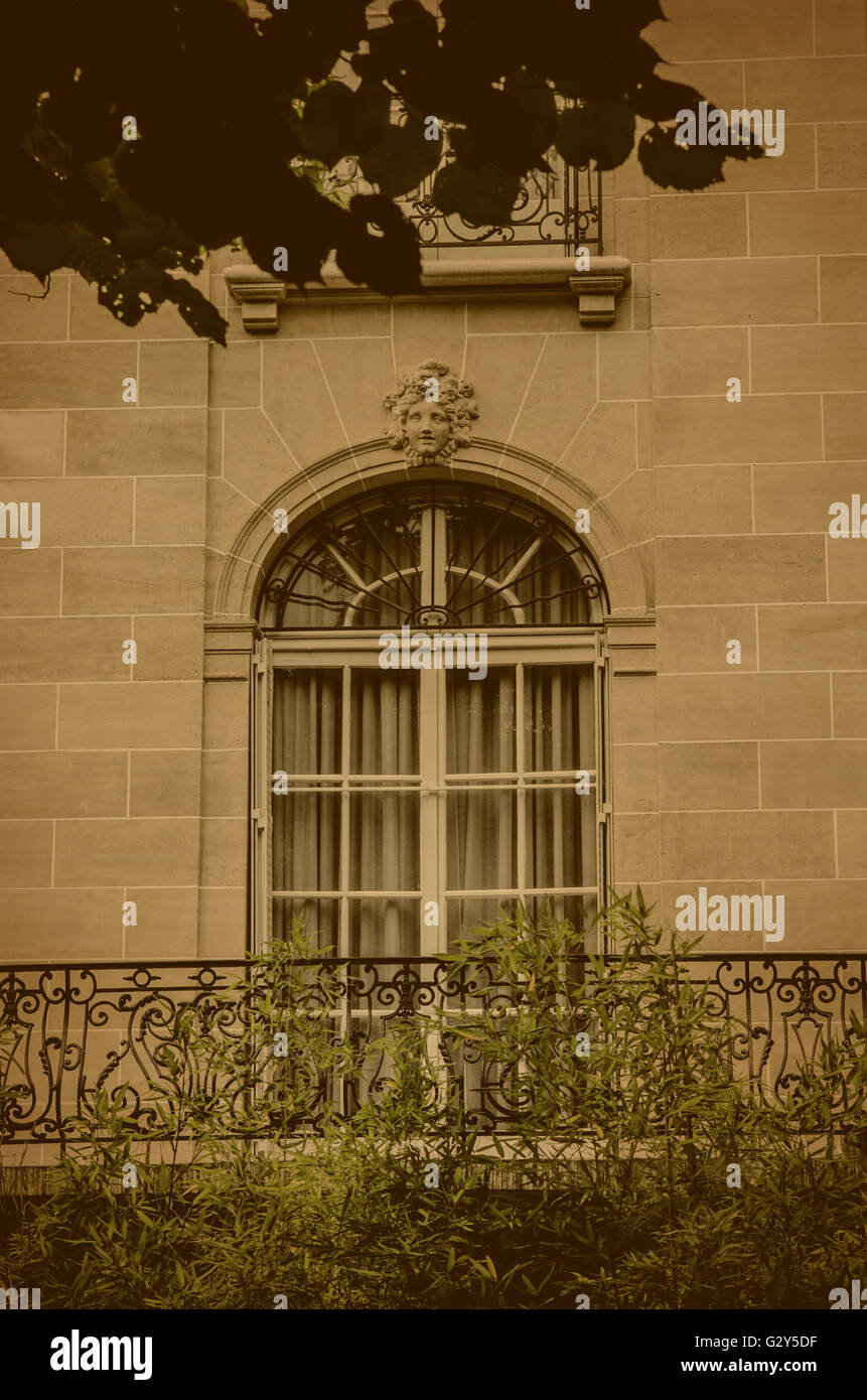 Gewölbte Fenster in Paris Stockfoto