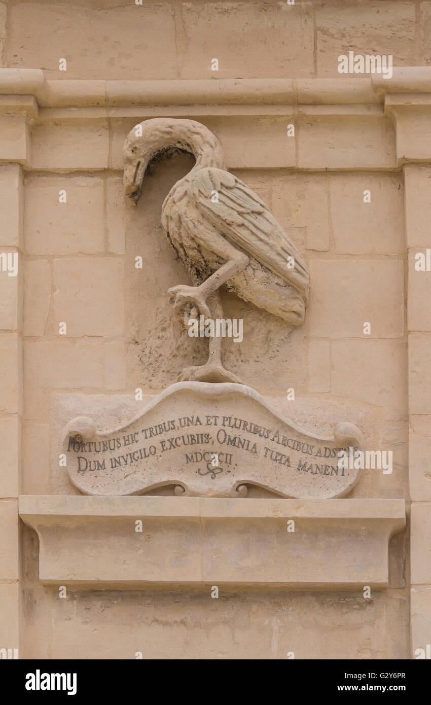 Detail ein Befestigungsturm, Stadt Senglea, Insel Malta, Gardjola Garten. Motiv eines Vogels Kran. Stockfoto