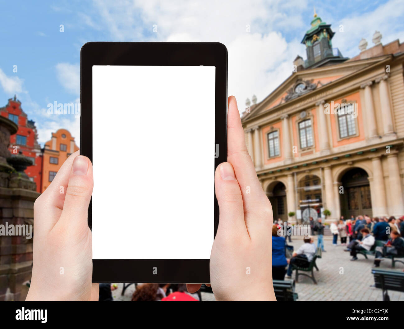 Reisen Sie Konzept - Tourist Fotos schwedische Akademie am Stortorget Platz in Stockholm, Schweden auf Tablet-pc mit Bildschirm ausgeschnitten Stockfoto