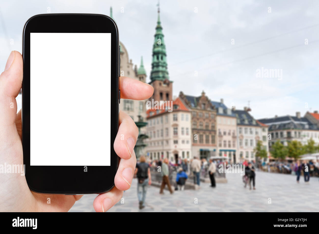 Konzept - Reisen Touristen fotografiert Amagertorv, der zentrale Platz in Kopenhagen auf Smartphone mit Ausschneiden Bildschirm mit, Stockfoto