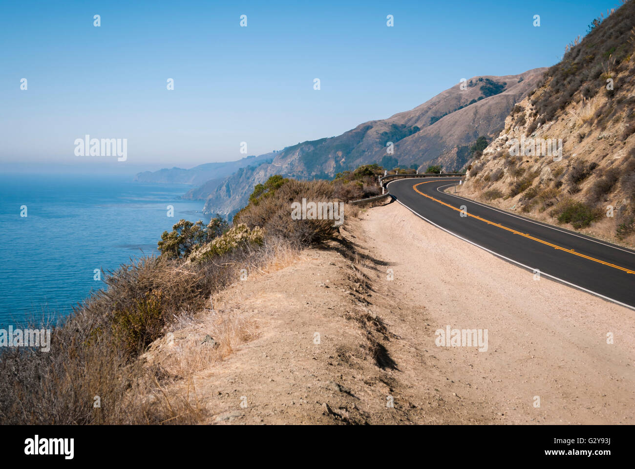 Die Straße am Highway 1, Kalifornien, USA, mit Blick auf den Ozean Stockfoto