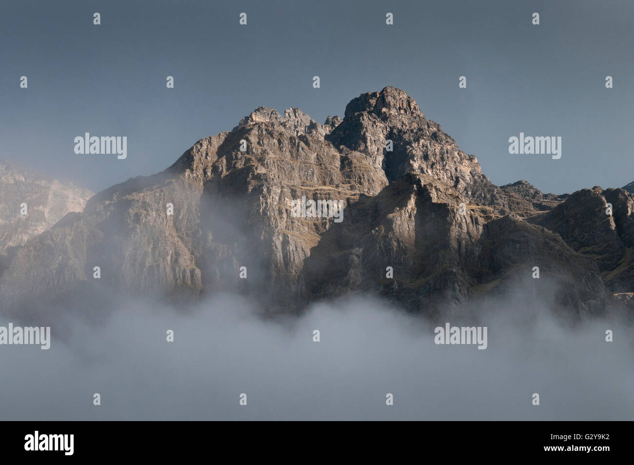 Straße La Paz-Coroico, Berge im Nebel Stockfoto