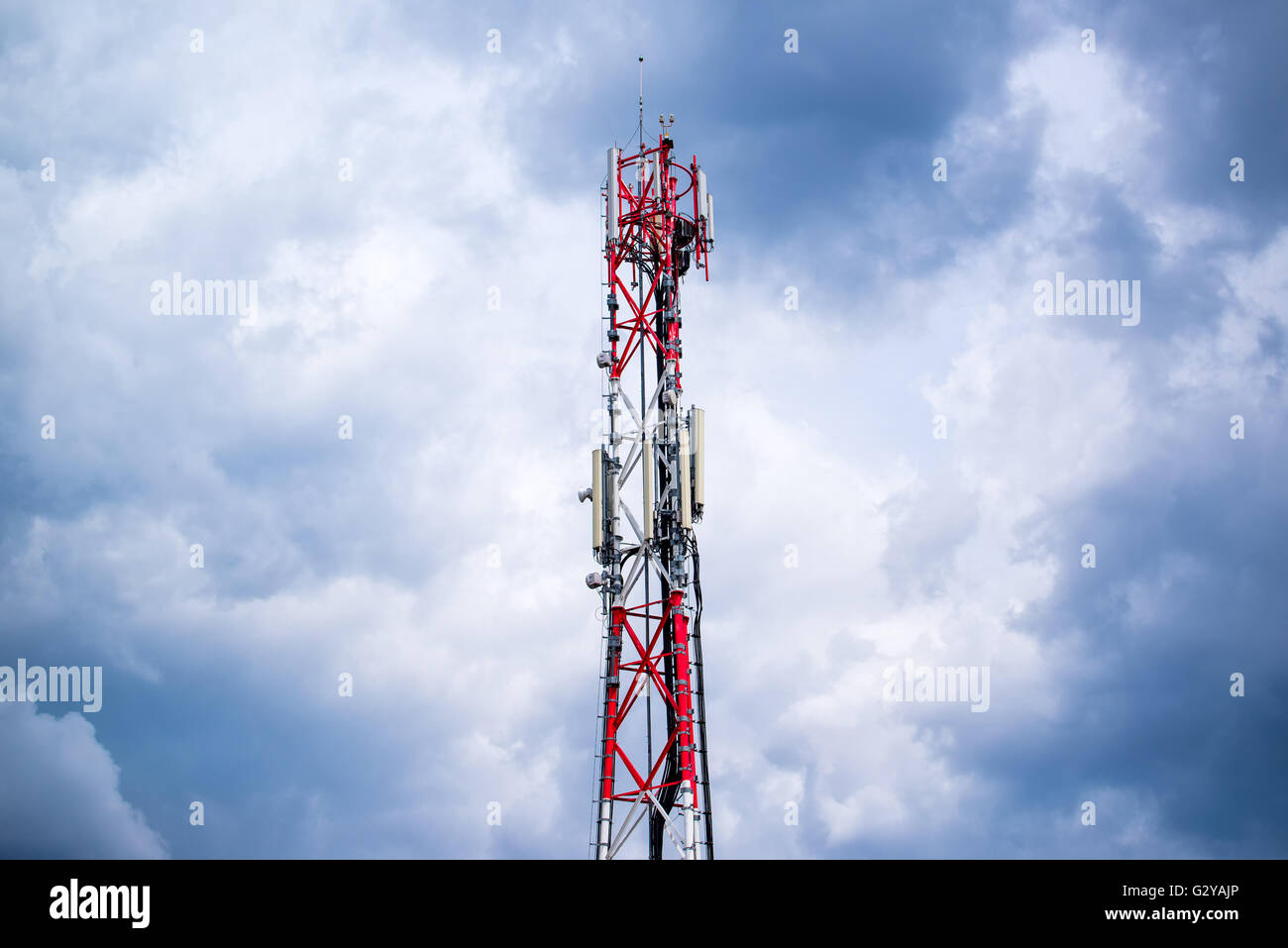 Handy-Netz GSM-Kommunikation Repeater Antenne gegen bewölktem Himmel Stockfoto