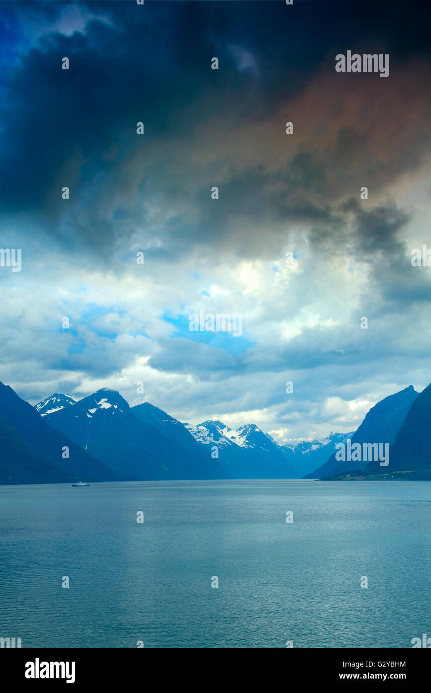 während eines Sturms in den Bergen Blitz. Wolken wie Nebel Stockfoto