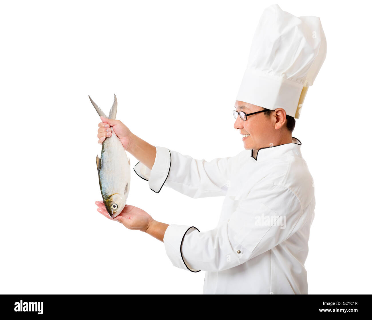 Happy Chef, der große Fisch isoliert auf weiss hält Stockfoto