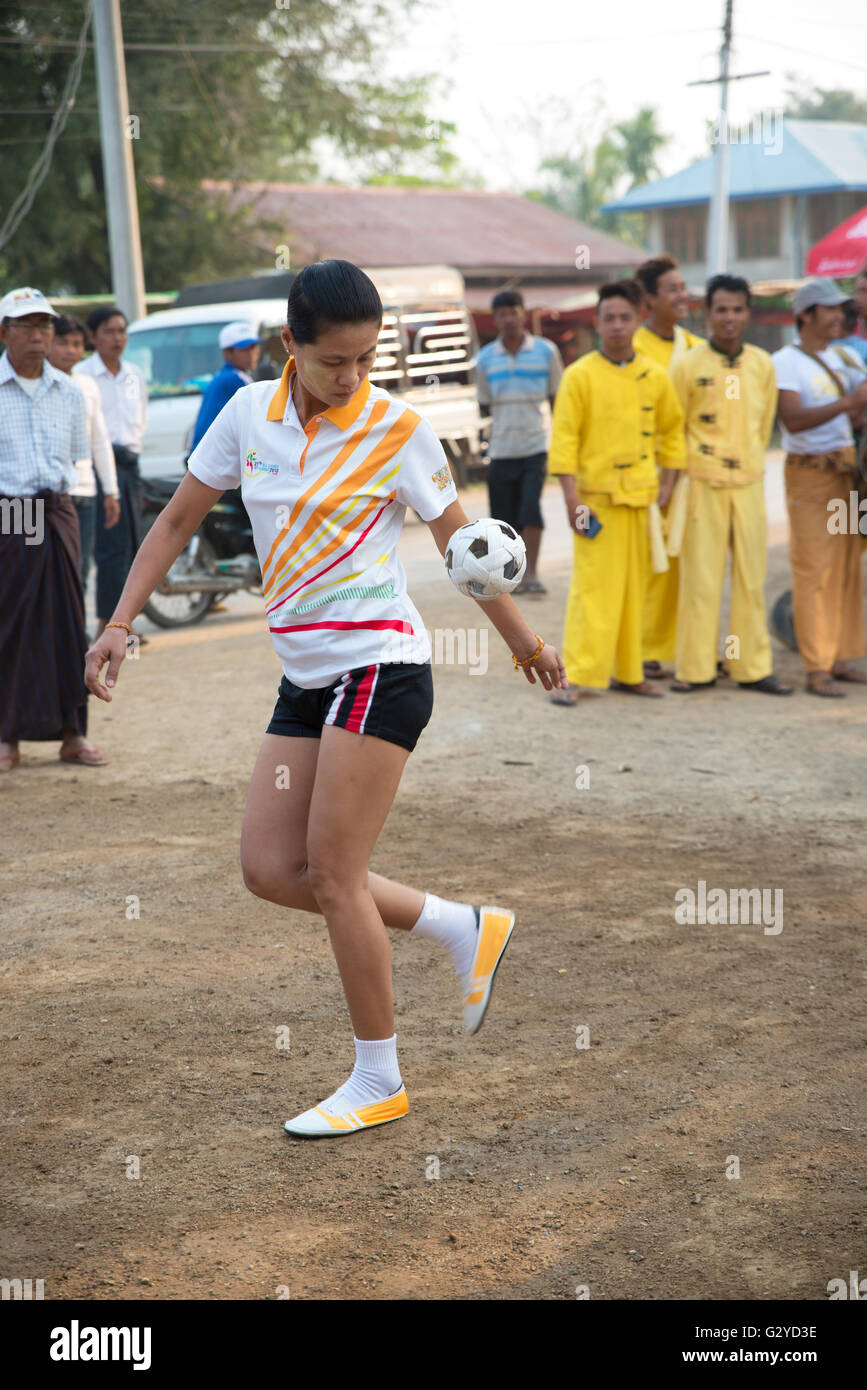 Eine Frau mit einem kleinen Fußball-Ball, Demoso, Kayah State in Myanmar zu jonglieren Stockfoto