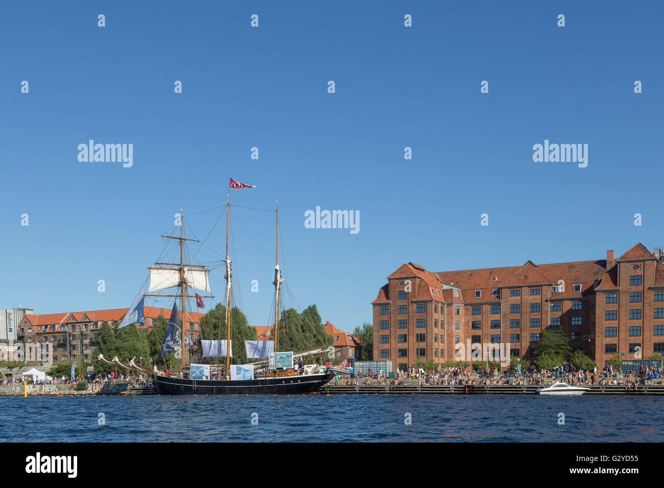 Kopenhagen, Dänemark - 9. August 2015: Großes Segelboot im Hafen verankert. Stockfoto