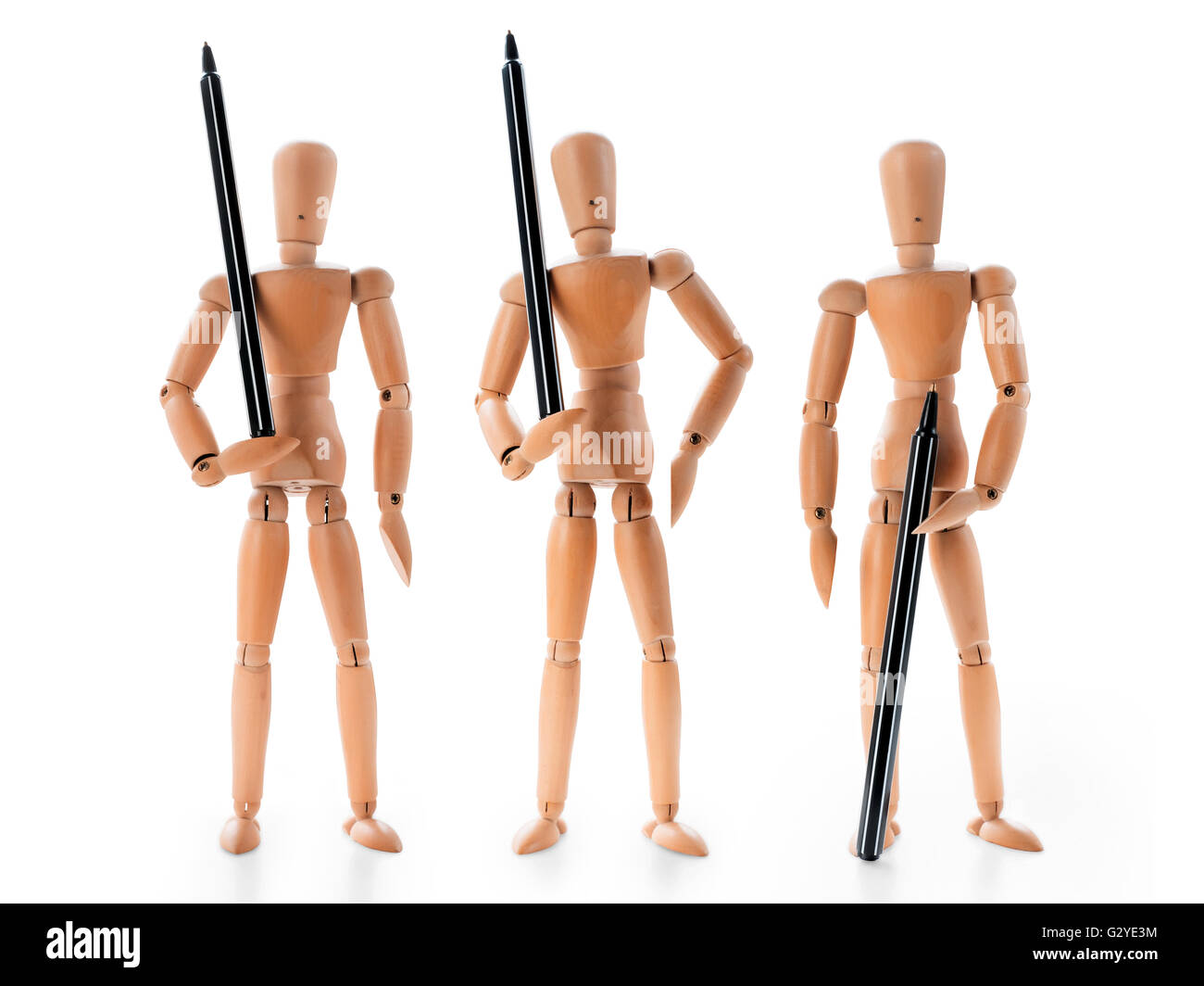 Drei hölzerne Mannequins mit schwarzen Stiften als bewaffnete Wachen. Business-Metapher. Isoliert auf weiss mit Beschneidungspfad Stockfoto