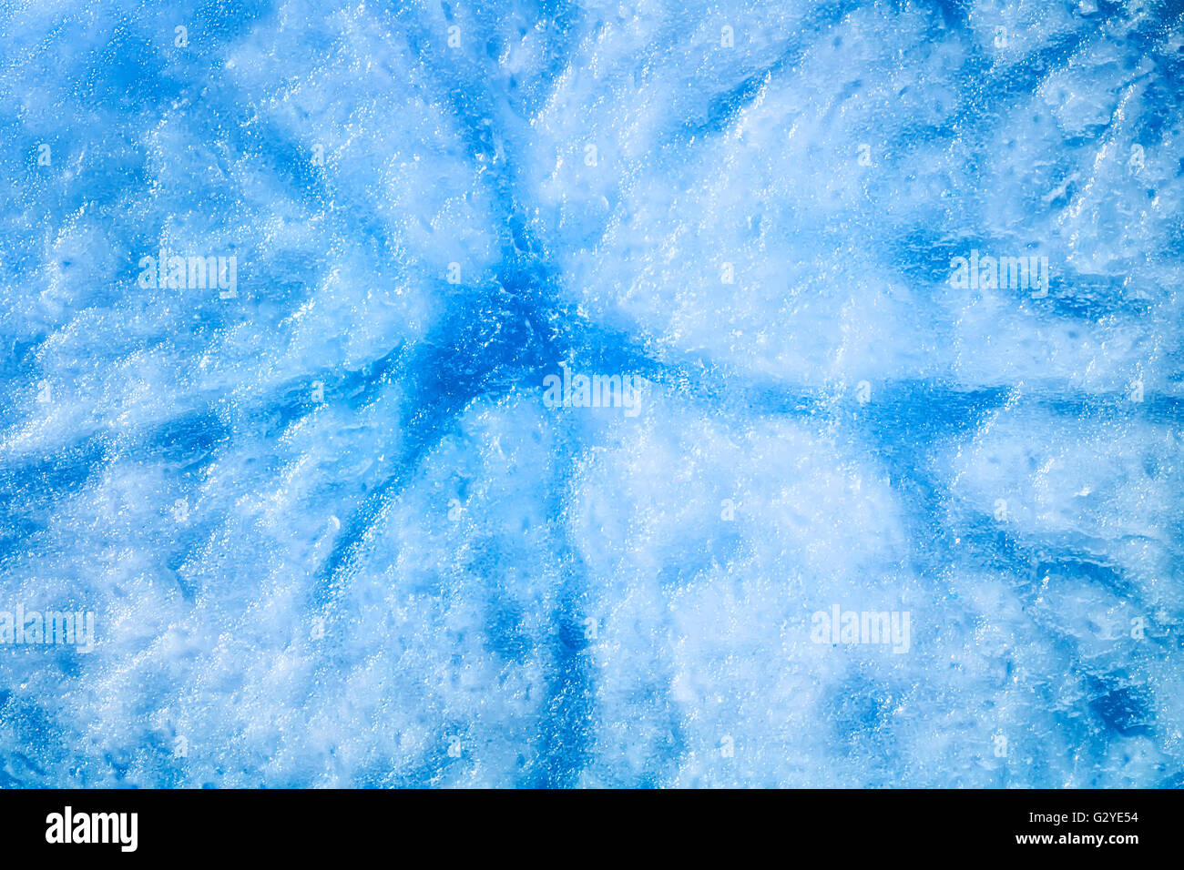 Blauen eisigen Oberfläche mit dunklen Adern. Textur oder Hintergrund Stockfoto