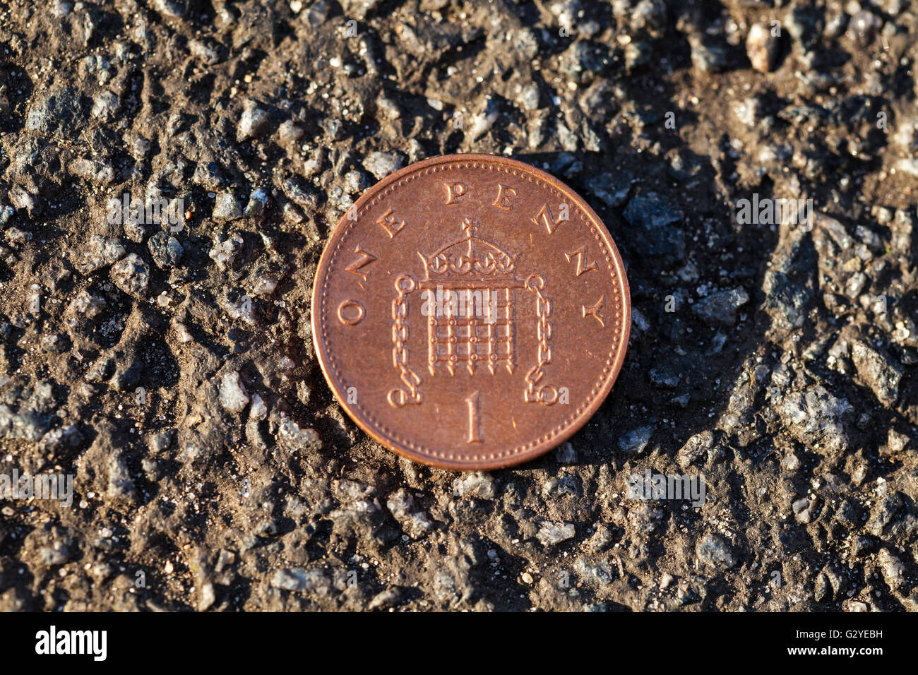 Glückscent auf Asphalt (Britisches Pfund) Stockfoto