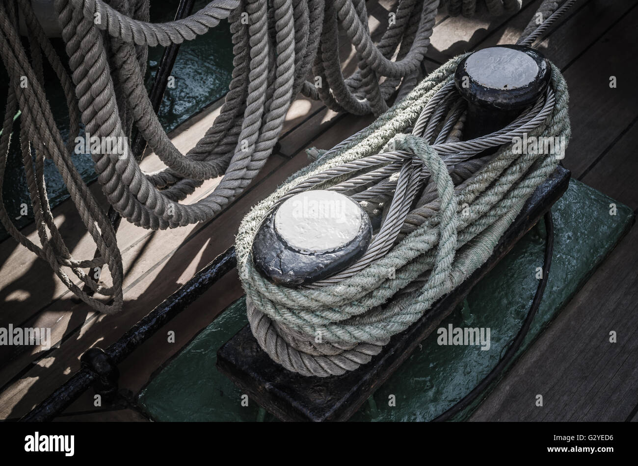 Den Seilen geflochten in Buchten auf einem alten Segelschiff Stockfoto