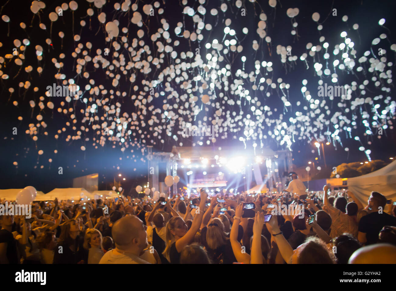 Peking, Ungarn. 29. Mai 2016. Menschen lassen beleuchtete Ballons zur Sensibilisierung für vermisste Kinder während einer Veranstaltung namens Nacht der tausend Lichter in Budapest, die Hauptstadt von Ungarn, am 29. Mai 2016. Die Veranstaltung fand im Zusammenhang mit internationalen fehlt Kindertag. © Attila Volgyi/Xinhua/Alamy Live-Nachrichten Stockfoto