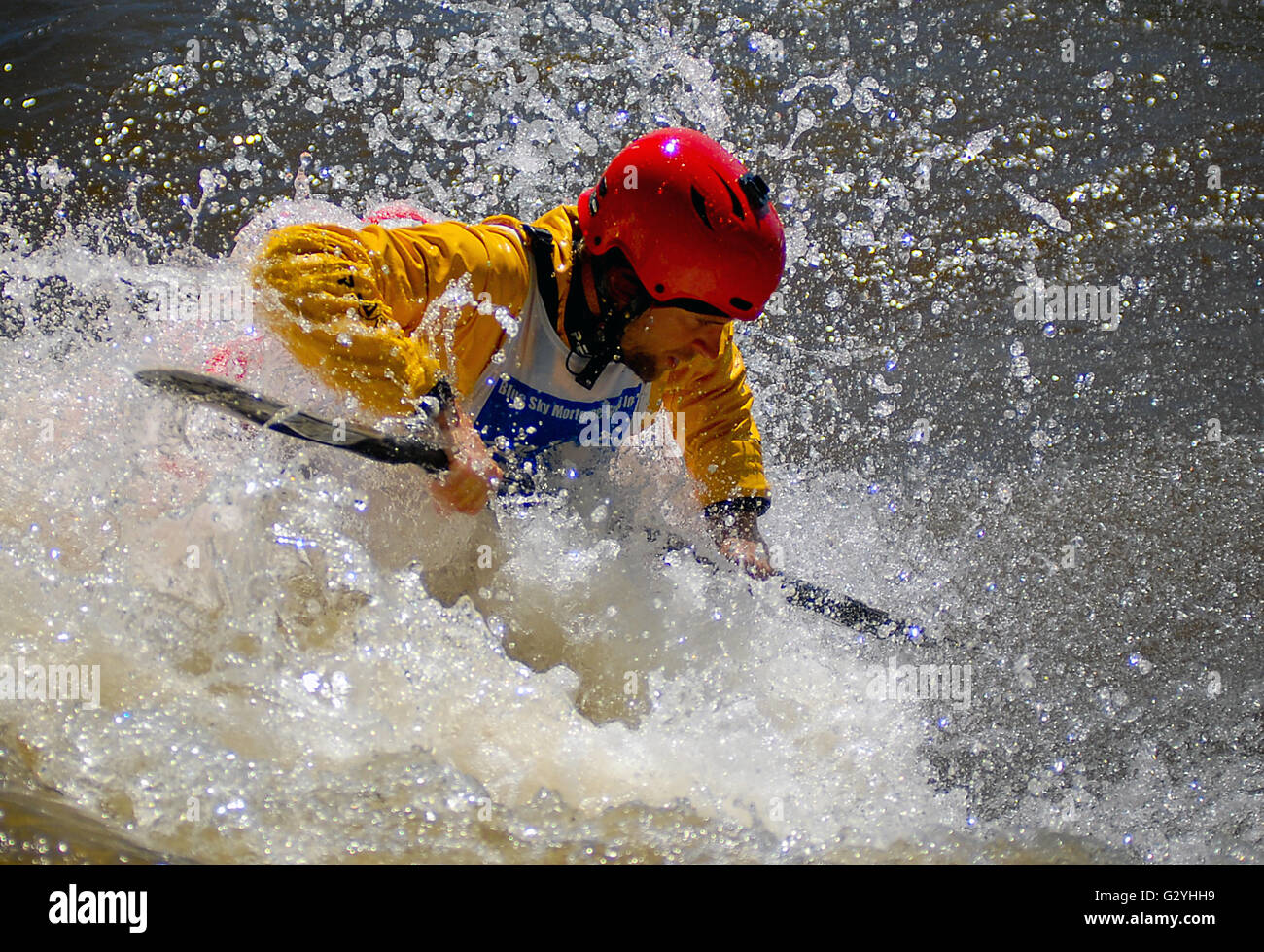 Lyons, Colorado, USA. 4. Juni 2016. Colorados Greg Parker, richtet für ein Manöver in Schwarzbär Loch am Fluss South Saint Vrain im Freestyle-Wettbewerb bei den Lyons im Freien spielen, Lyons, Colorado. © Csm/Alamy Live-Nachrichten Stockfoto