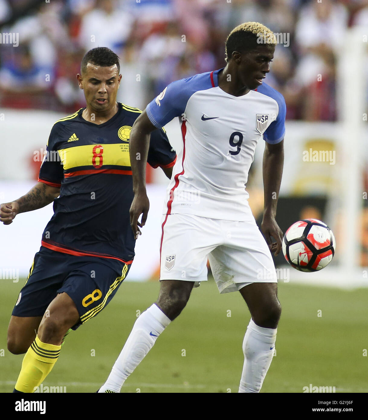 Los Angeles, Kalifornien, USA. 3. Juni 2016. Vereinigten Staaten leiten Gyasi Zardes und Kolumbien Mittelfeldspieler Edwin Cardona im 2016 Copa America Spiel zwischen USA und Kolumbien im Levi's-Stadion am 3. Juni 2016 in Santa Clara, Kalifornien. © Ringo Chiu/ZUMA Draht/Alamy Live-Nachrichten Stockfoto