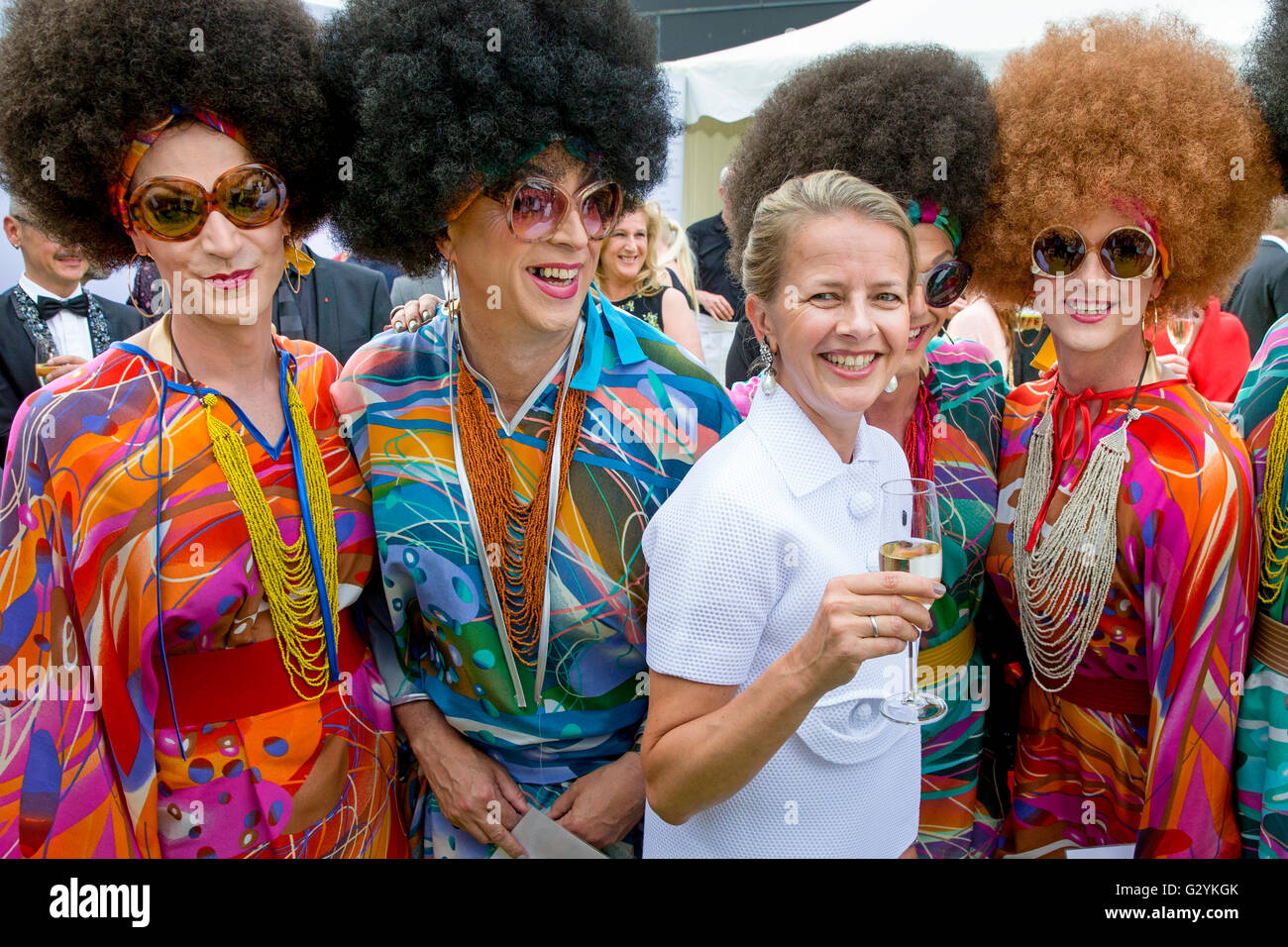 Amsterdam, Niederlande. 4. Juni 2016. Prinzessin Mabel von den Niederlanden besucht die Amsterdamdiner 2016 in der Heineken Musical Hall in Amsterdam, The Netherlands, 4. Juni 2016. Das Vorteil-Diner soll Geld für die Aids-Stiftung. Die Prinzessin ist zusammen mit ihrer Schwester Nikotin Wisse Smit und die Designer von ihr Kleid Viktor & Rolf Foto: Patrick van Katwijk / POINT DE VUE OUT/Dpa/Alamy Live-Nachrichten Stockfoto