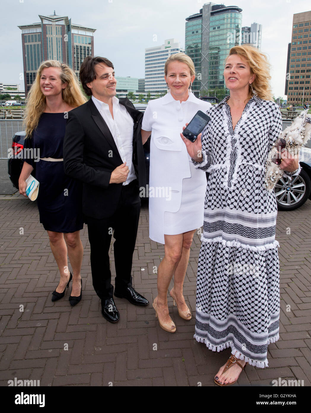 Amsterdam, Niederlande. 4. Juni 2016. Prinzessin Mabel von den Niederlanden besucht die Amsterdamdiner 2016 in der Heineken Musical Hall in Amsterdam, The Netherlands, 4. Juni 2016. Das Vorteil-Diner soll Geld für die Aids-Stiftung. Die Prinzessin ist zusammen mit ihrer Schwester Nikotin Wisse Smit und die Designer von ihr Kleid Viktor & Rolf Foto: Patrick van Katwijk / POINT DE VUE OUT/Dpa/Alamy Live-Nachrichten Stockfoto